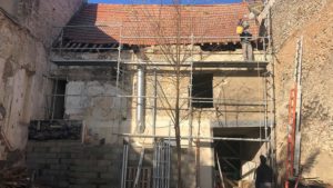 Réhabilitation batiment en 3 appartements - Facade délabrée 2
