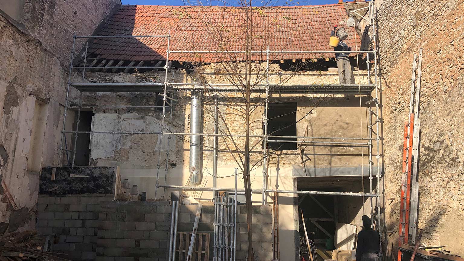 Réhabilitation batiment en 3 appartements - Facade délabrée 2